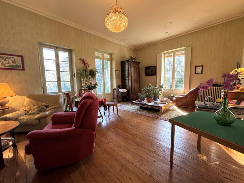 Maison - 222 m² - 7 pièces