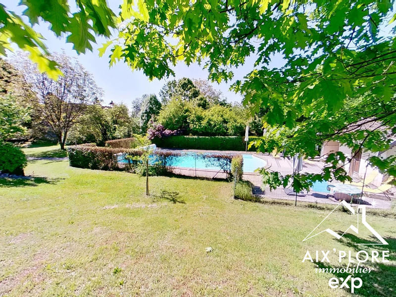 Maison traditionnelle - 248 m² - 7 pièces