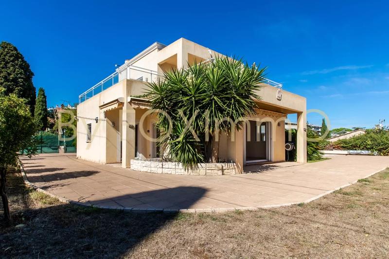 Maison - 334 m² - 8 pièces