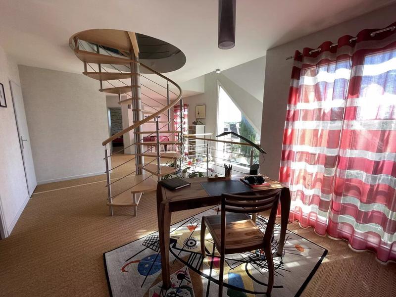 Maison - 210 m² - 8 pièces