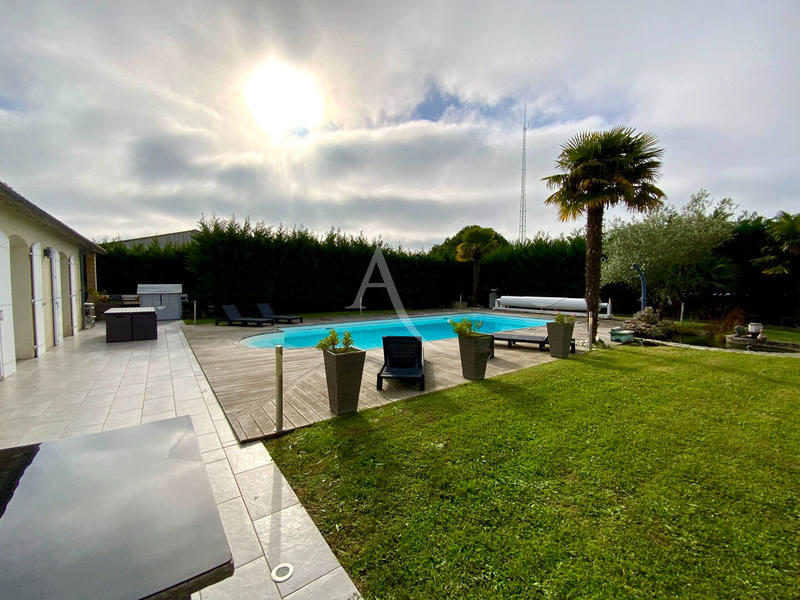 Maison - 274 m² - 9 pièces