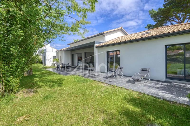 Maison - 208 m² - 8 pièces