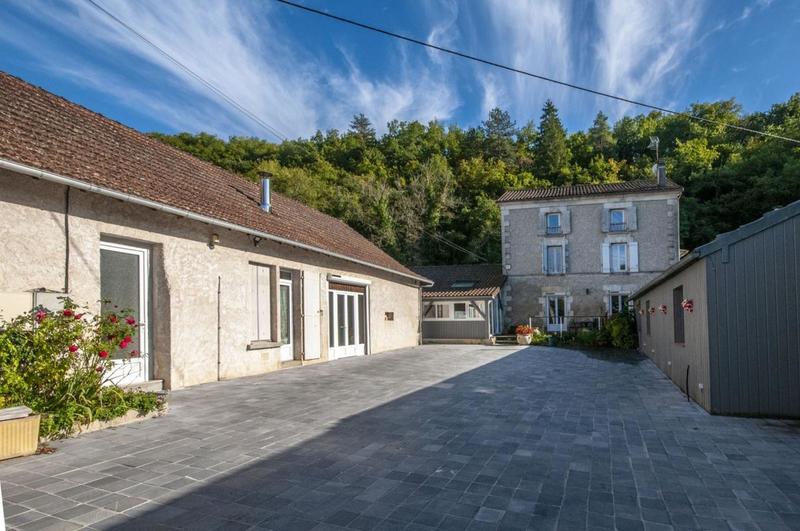 Maison - 591 m² - 28 pièces