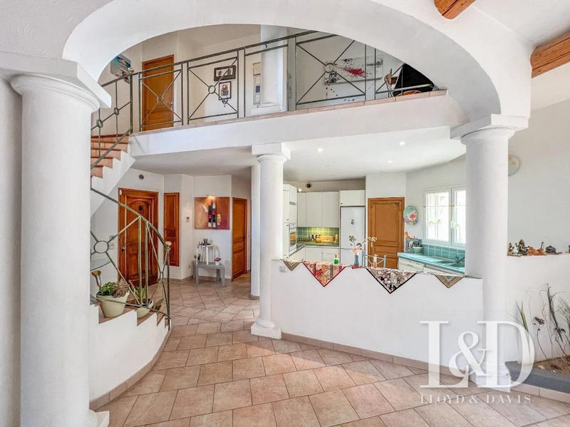 Maison traditionnelle - 313 m² - 7 pièces