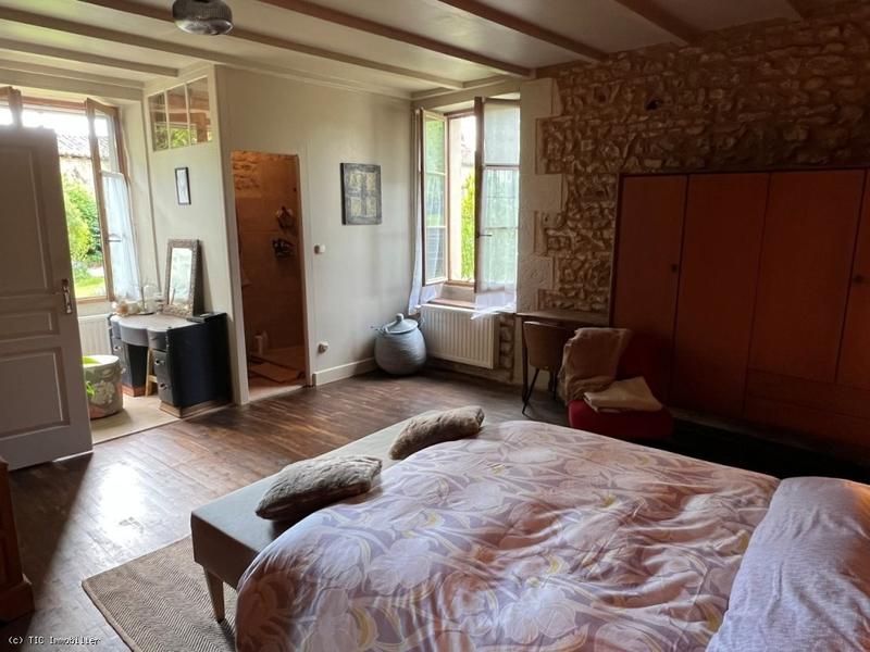 Maison en pierre - 273 m² - 6 pièces