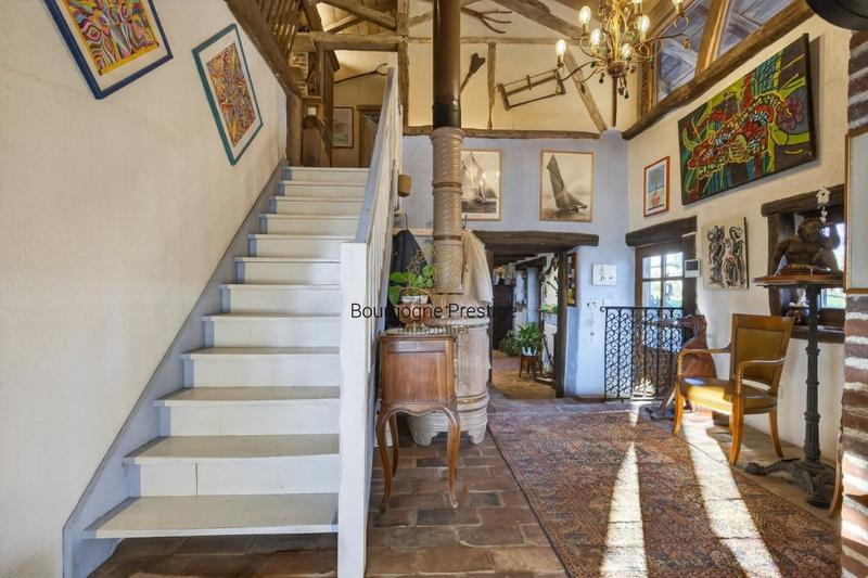 Propriété - 239 m² - 7 pièces