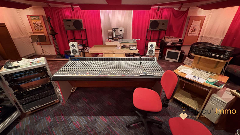 Maison - 385 m² - 9 pièces