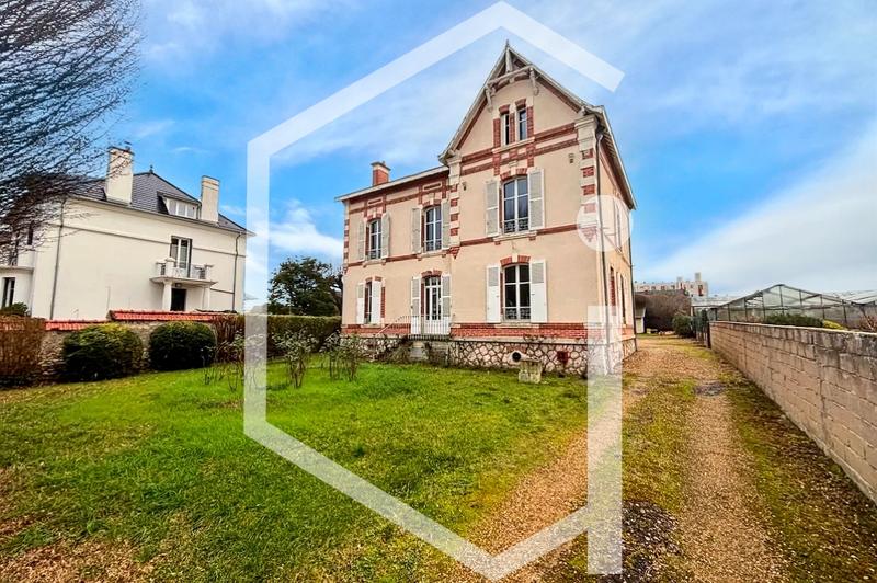 Maison - 325 m² - 18 pièces