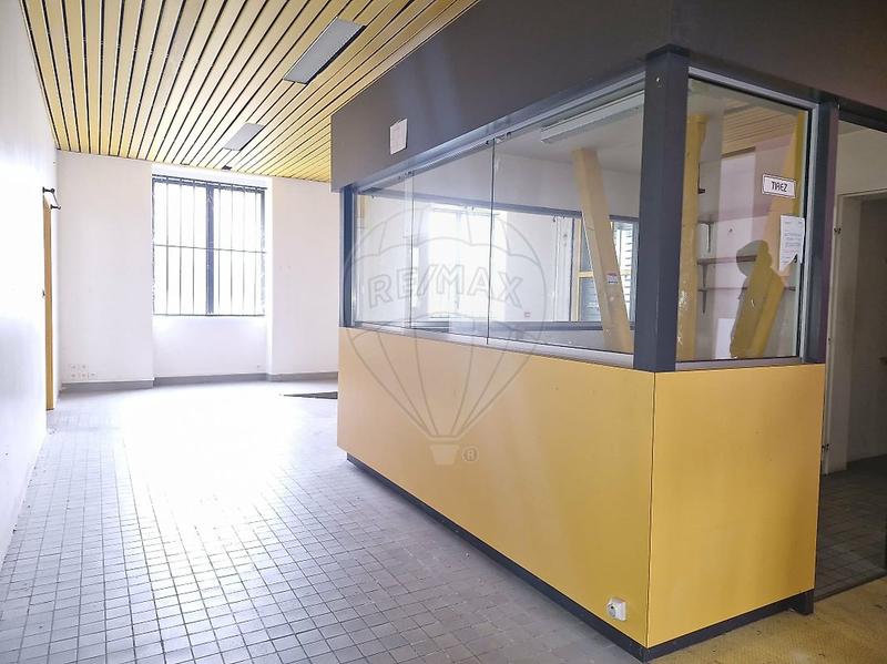 Local commercial - 110 m² - 4 pièces