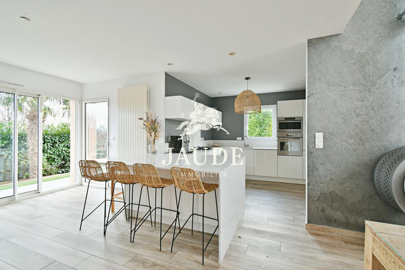 Maison - 236 m² - 9 pièces