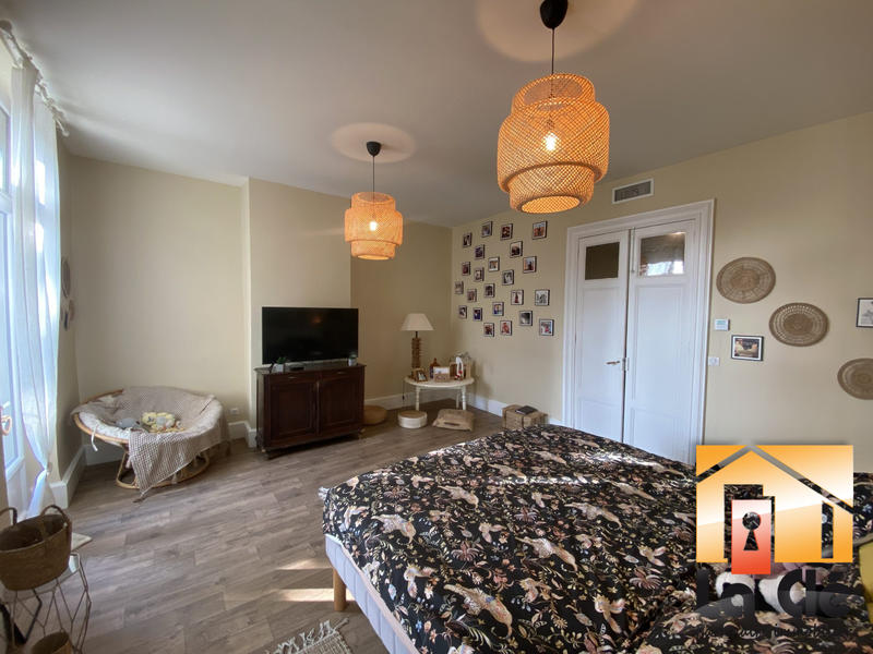 Maison - 250 m² - 6 pièces