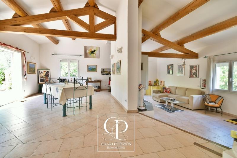 Villa - 289 m² - 9 pièces