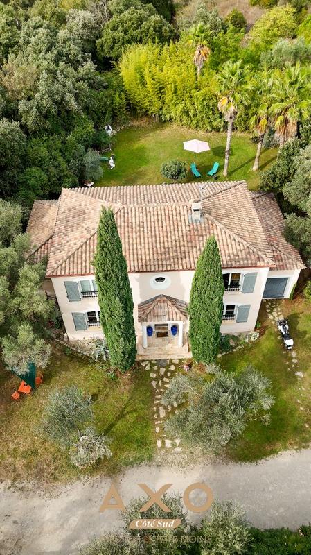 Propriété - 164 m² - 6 pièces