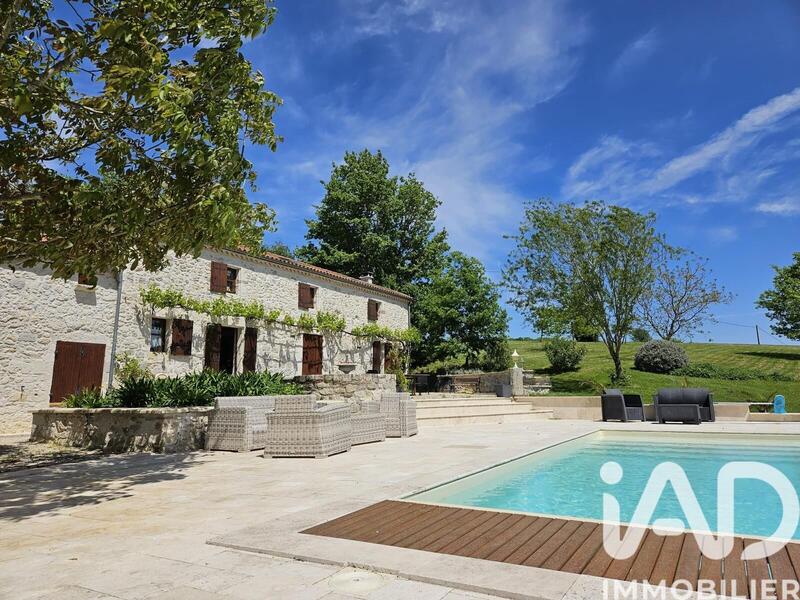 Maison - 210 m² - 6 pièces