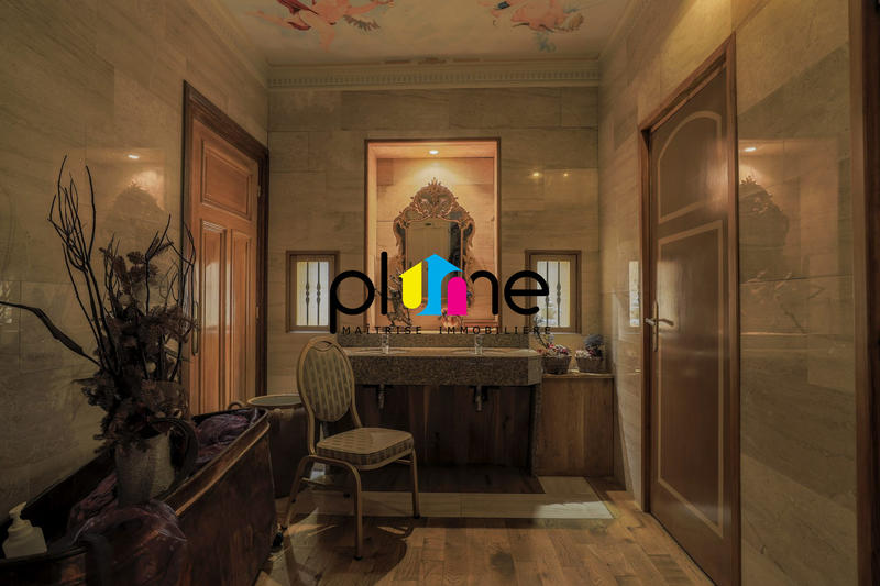 Maison - 973 m² - 17 pièces