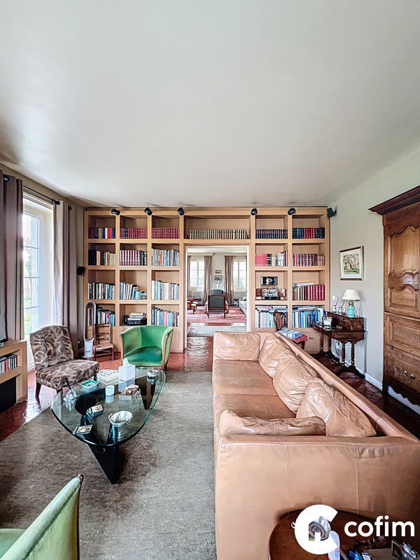 Maison - 440 m² - 12 pièces