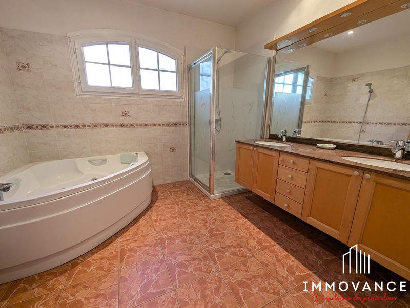 Maison - 220 m² - 8 pièces