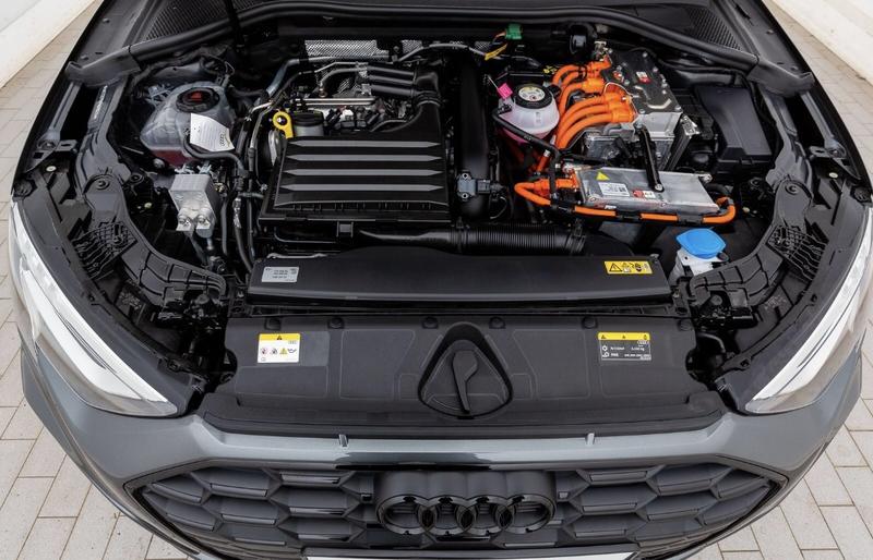 Audi A3 sportback 45 TFSIe s-Line 245 Hybride Rechargeable / Regulateur de Distance Carplay Android Auto Volant Méplat Jantes 18"