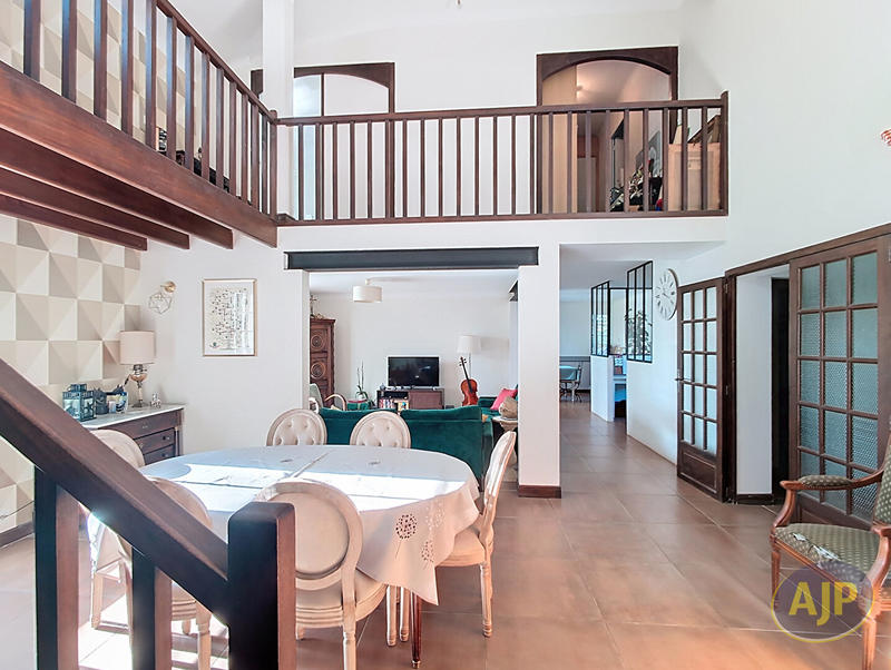 Maison - 214 m² - 9 pièces