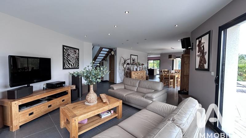 Maison - 217 m² - 8 pièces