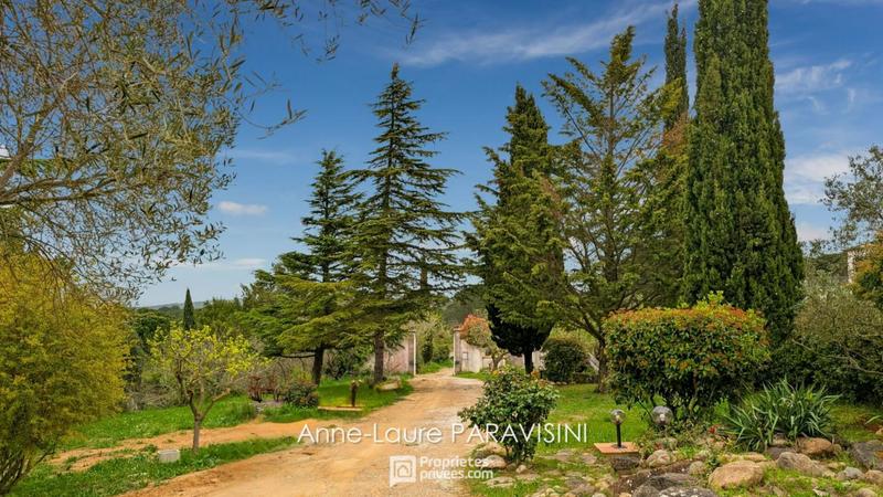 Maison - 270 m² - 10 pièces