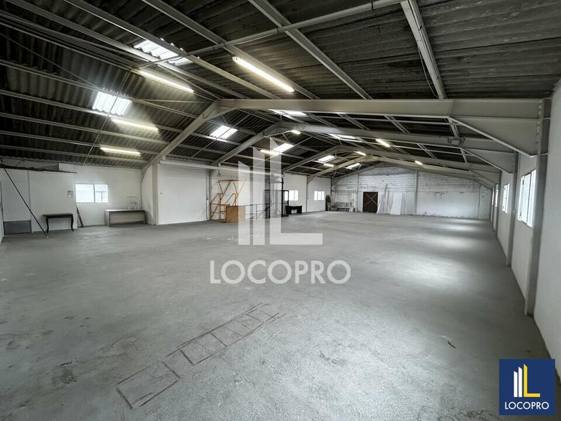 Local d'activité / Entrepôt - 1 800 m²