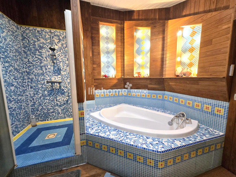 Maison - 240 m² - 7 pièces