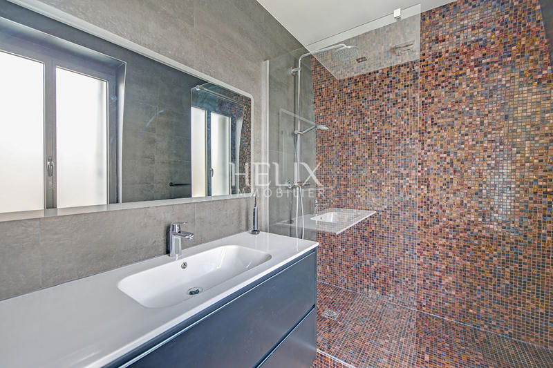 Maison - 250 m² - 8 pièces