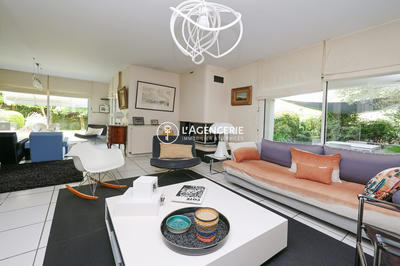 Maison - 260 m² - 10 pièces