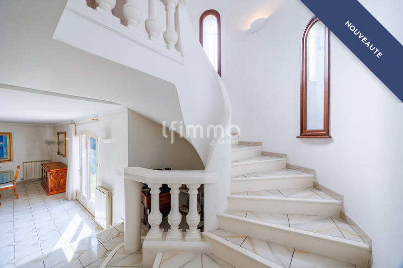Villa - 270 m² - 6 pièces