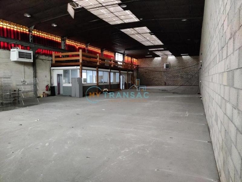 Entrepôt - 1 565 m²