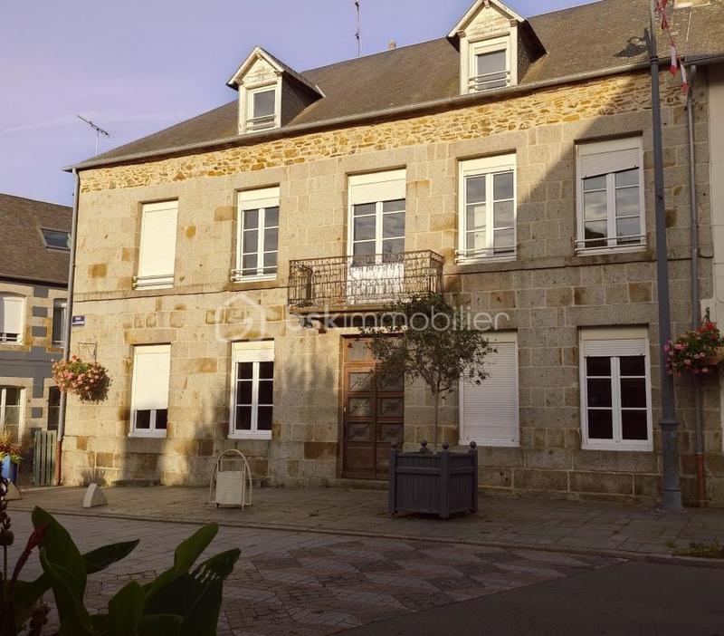 Maison - 200 m² - 11 pièces