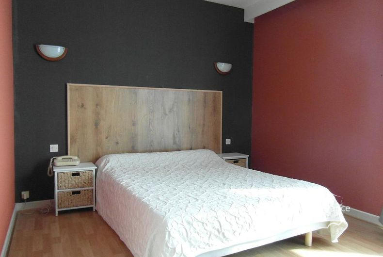 Maison - 1 700 m² - 25 pièces