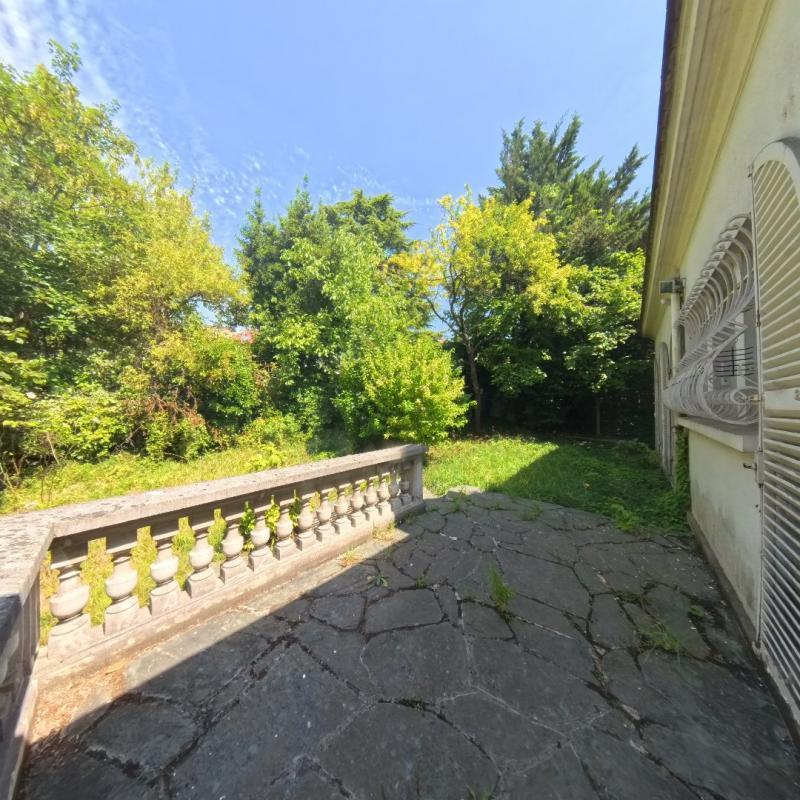 Maison - 325 m² - 11 pièces