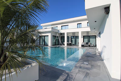 Maison - 330 m² - 11 pièces