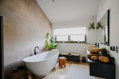 Maison - 225 m² - 7 pièces