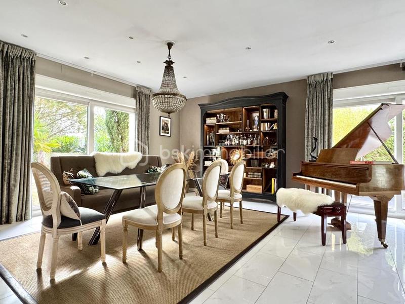 Maison - 250 m² - 8 pièces