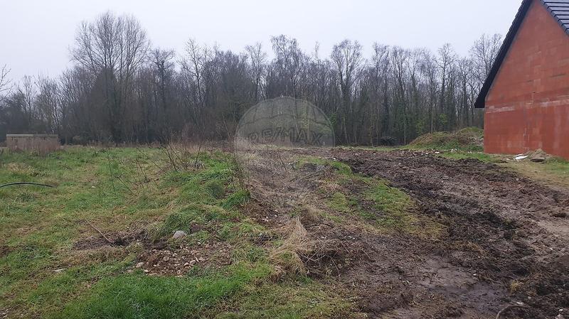 Terrain constructible - 739 m²