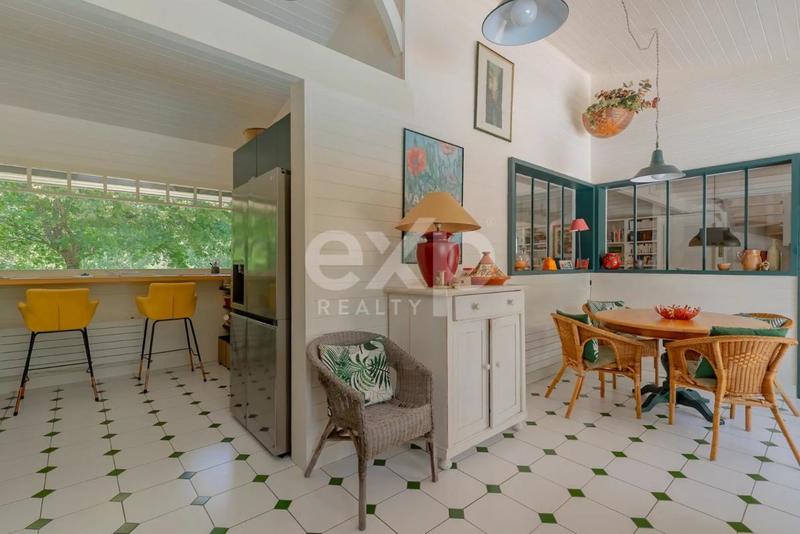 Propriété - 220 m² - 8 pièces