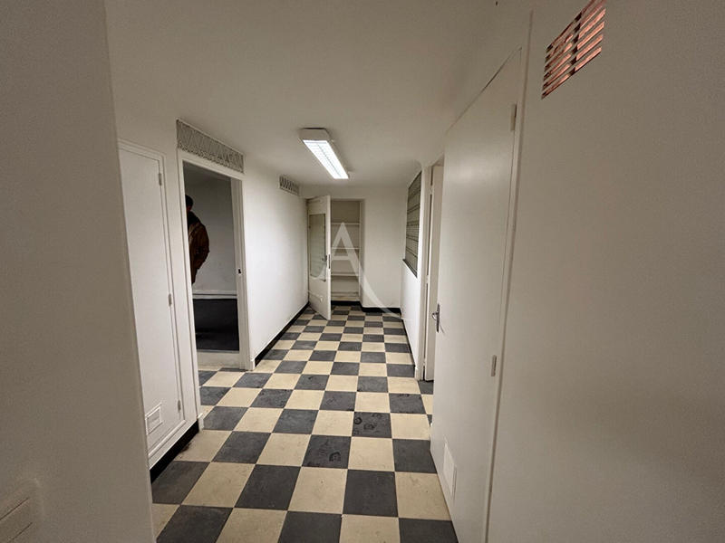 Local d'activité / Entrepôt - 99 m²