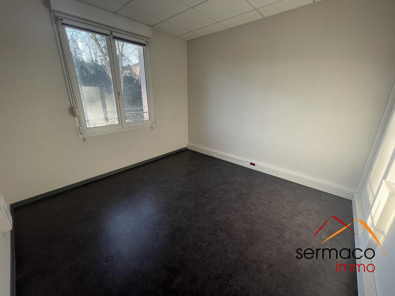 Local commercial - 248 m² - 12 pièces