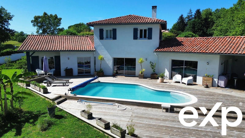 Maison - 220 m² - 7 pièces