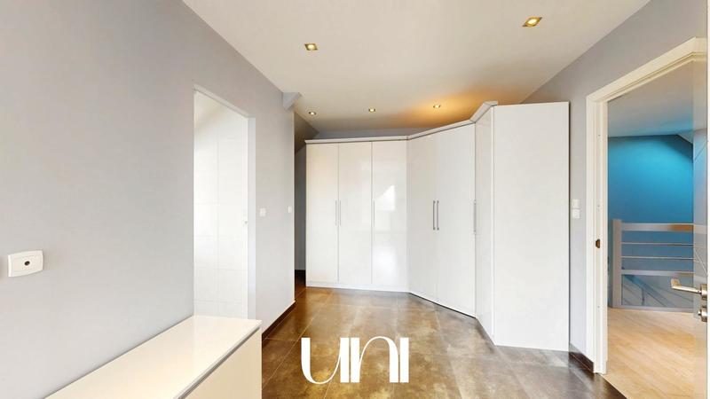 Maison - 235 m² - 8 pièces