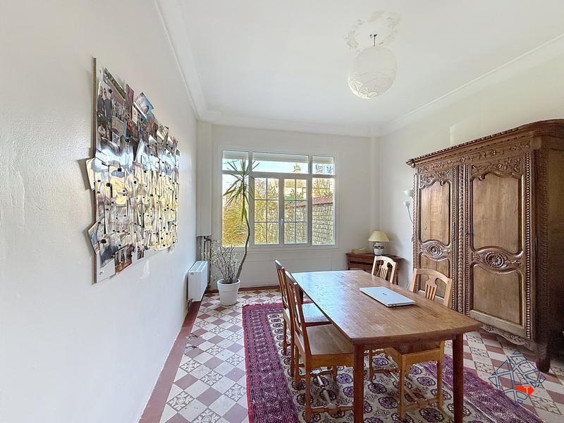 Maison - 240 m² - 10 pièces