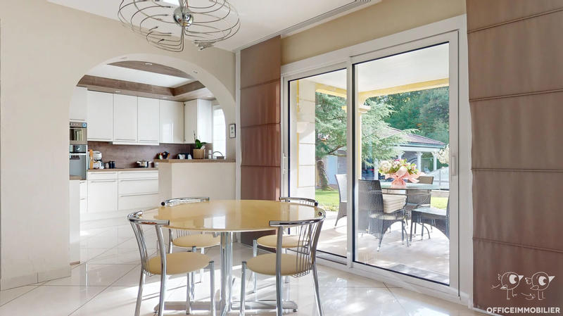 Maison - 220 m² - 6 pièces