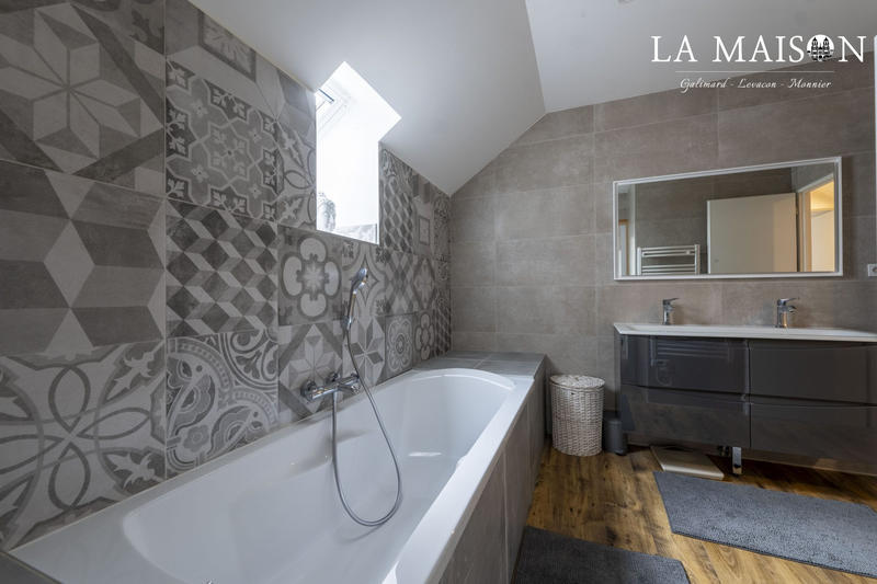 Maison traditionnelle - 160 m² - 7 pièces