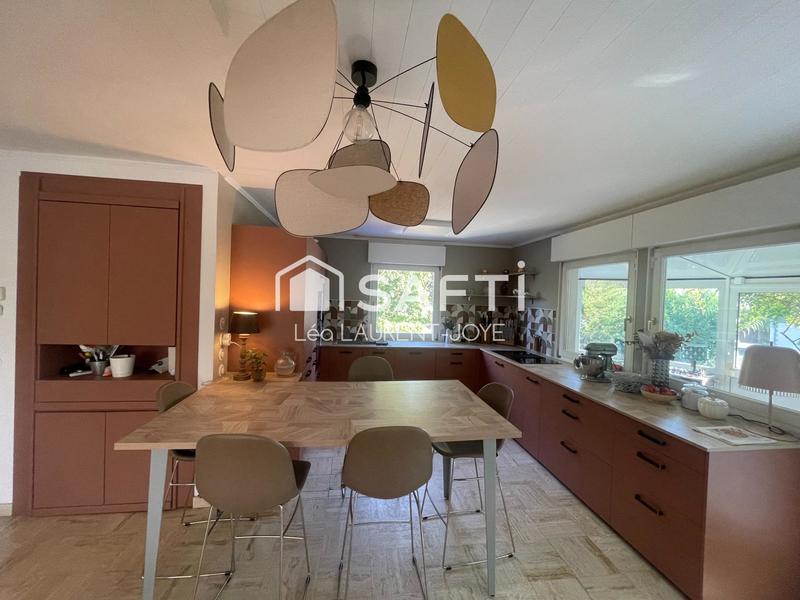 Maison - 255 m² - 9 pièces