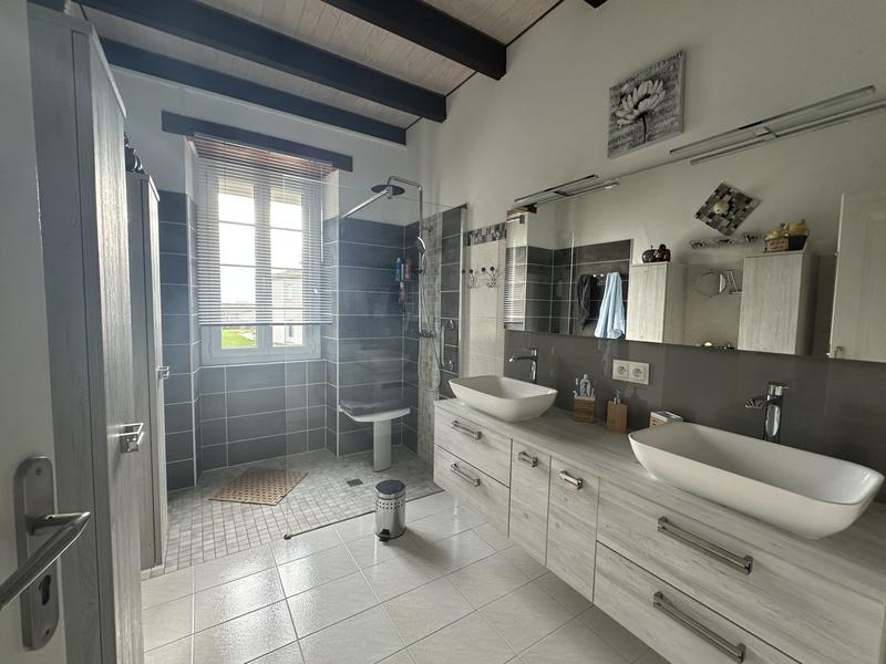 Maison traditionnelle - 216 m² - 5 pièces