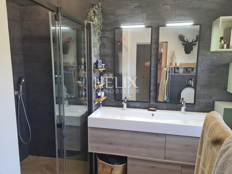 Maison - 220 m² - 6 pièces