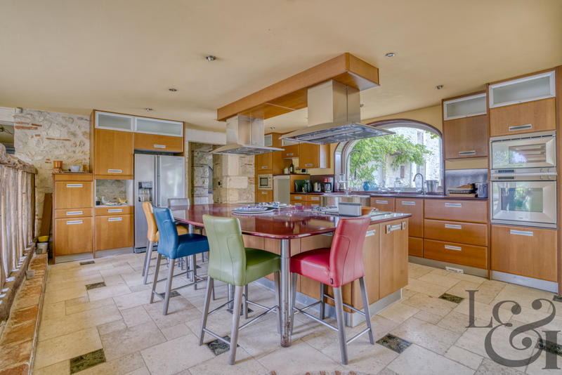 Maison - 769 m² - 8 pièces